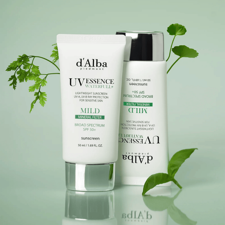 d’Alba Waterfull Mild Sun Cream SPF 50+ fotografirana z zelenimi listi. Blaga sončna krema na mineralni osnovi s širokospektralno zaščito in vlažilno formulo za občutljivo kožo.
