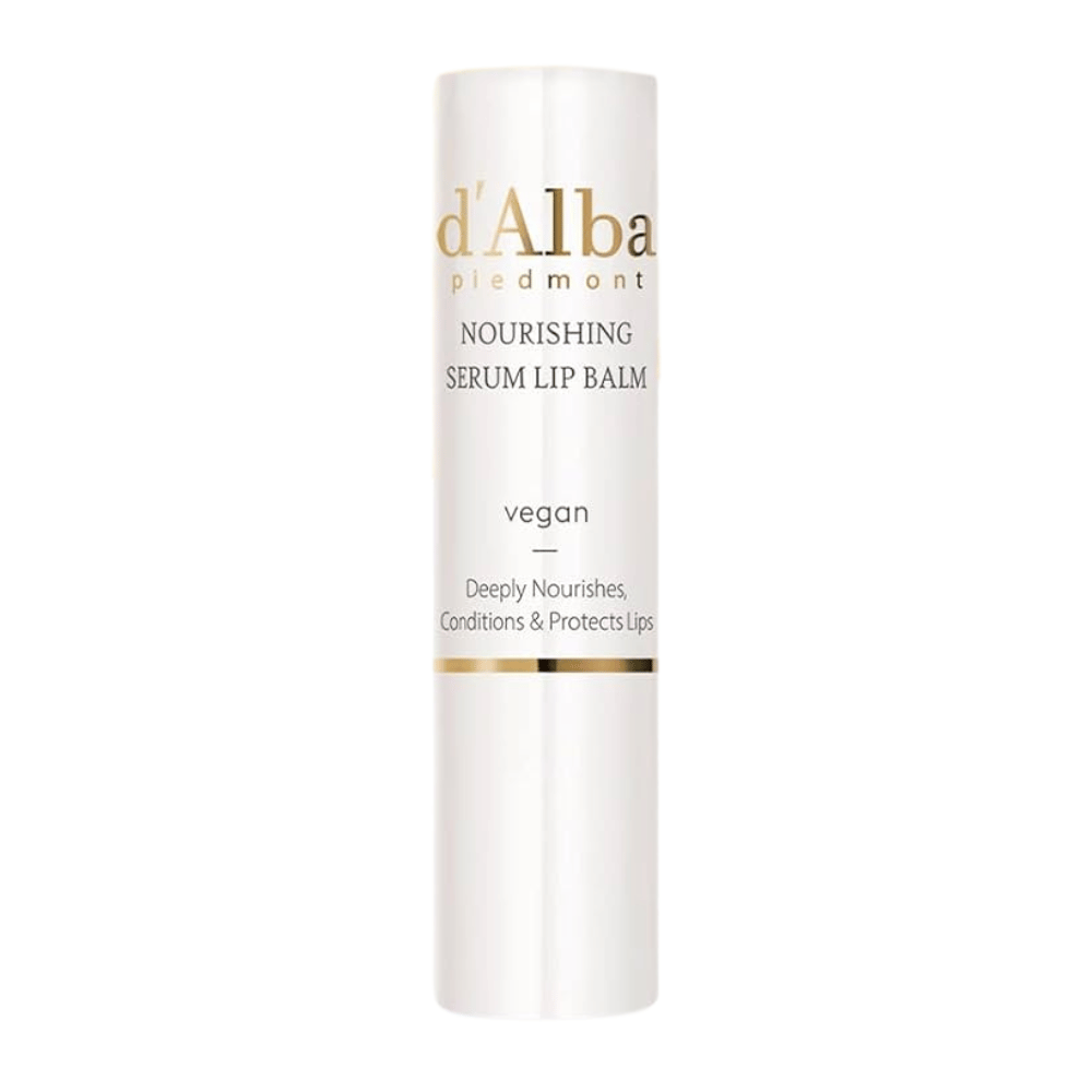Slika izdelka d'Alba Nourishing Serum Lip Balm v beli in zlati embalaži z napisom "vegan" in "Globoko neguje, kondicionira in ščiti ustnice".