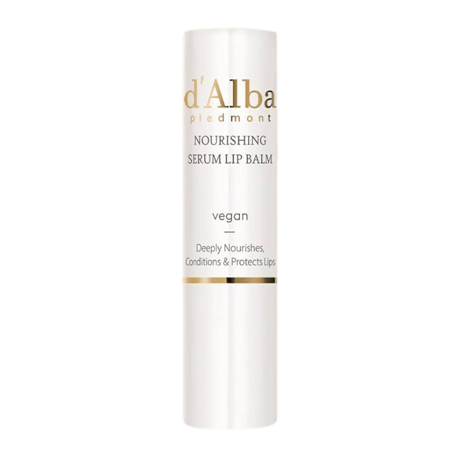 Slika izdelka d'Alba Nourishing Serum Lip Balm v beli in zlati embalaži z napisom "vegan" in "Globoko neguje, kondicionira in ščiti ustnice".