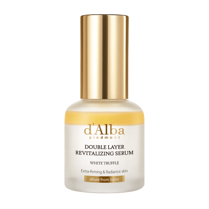 d'Alba Double Layer Revitalizing Serum White Truffle v elegantni steklenički z zlato obarvanim pokrovčkom, zasnovan za dodatno čvrstost in sijaj kože.