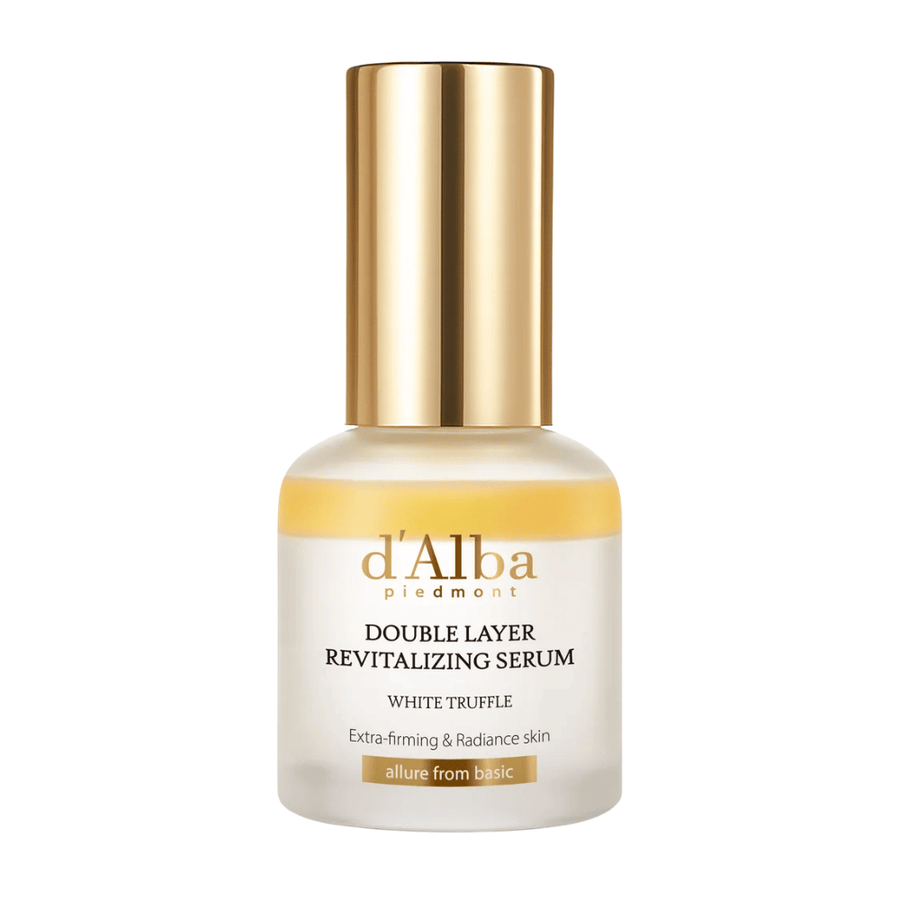 d'Alba Double Layer Revitalizing Serum White Truffle v elegantni steklenički z zlato obarvanim pokrovčkom, zasnovan za dodatno čvrstost in sijaj kože.
