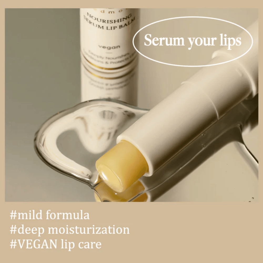 d'Alba Nourishing Serum Lip Balm v bližnjem posnetku leži na ogledalu z besedilom o blagi formuli, globokem vlaženju in veganski negi ustnic.