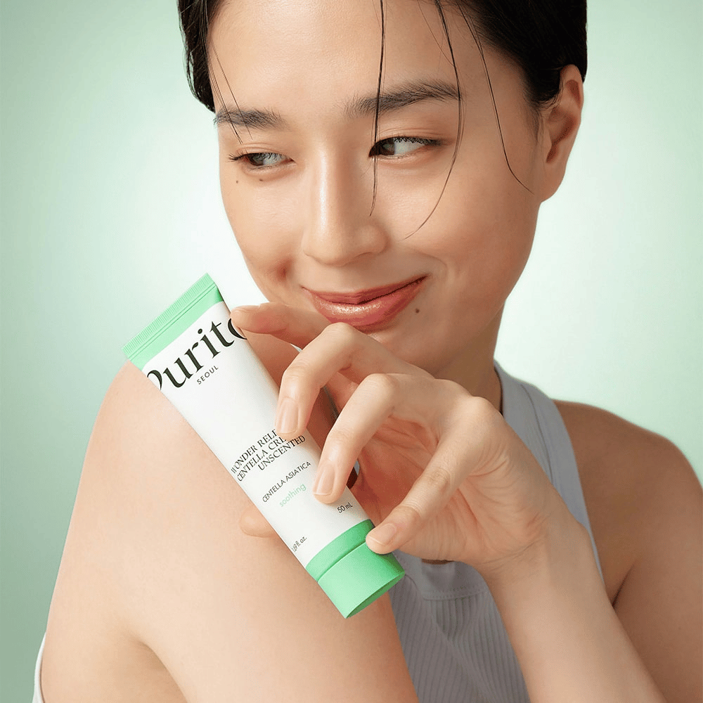 Purito Wonder Releaf Centella Cream Unscented je pomirjujoča in vlažilna krema, obogatena s Centella Asiatica. Ta neodišavljena formula pomaga pomiriti razdraženo kožo, jo vlaži in krepi kožno bariero, ne da bi povzročala draženje. Popolna za občutljivo kožo.