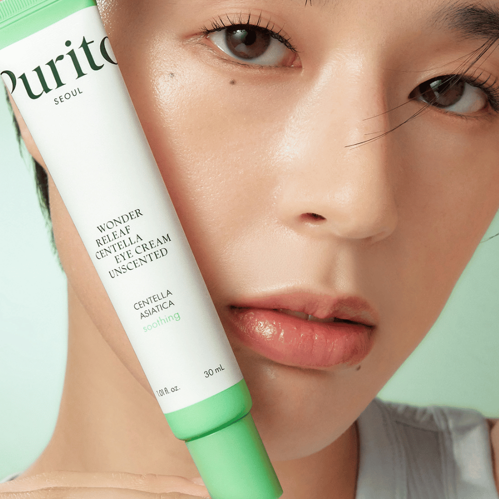 Purito Wonder Releaf Centella Eye Cream Unscented je hranilna krema za oči, ki vsebuje pomirjujočo Centella Asiatica. Popolna za občutljivo kožo, ta krema brez vonja zmanjšuje draženje in intenzivno vlaži, hkrati pa zmanjšuje drobne linije in temne kolobarje.