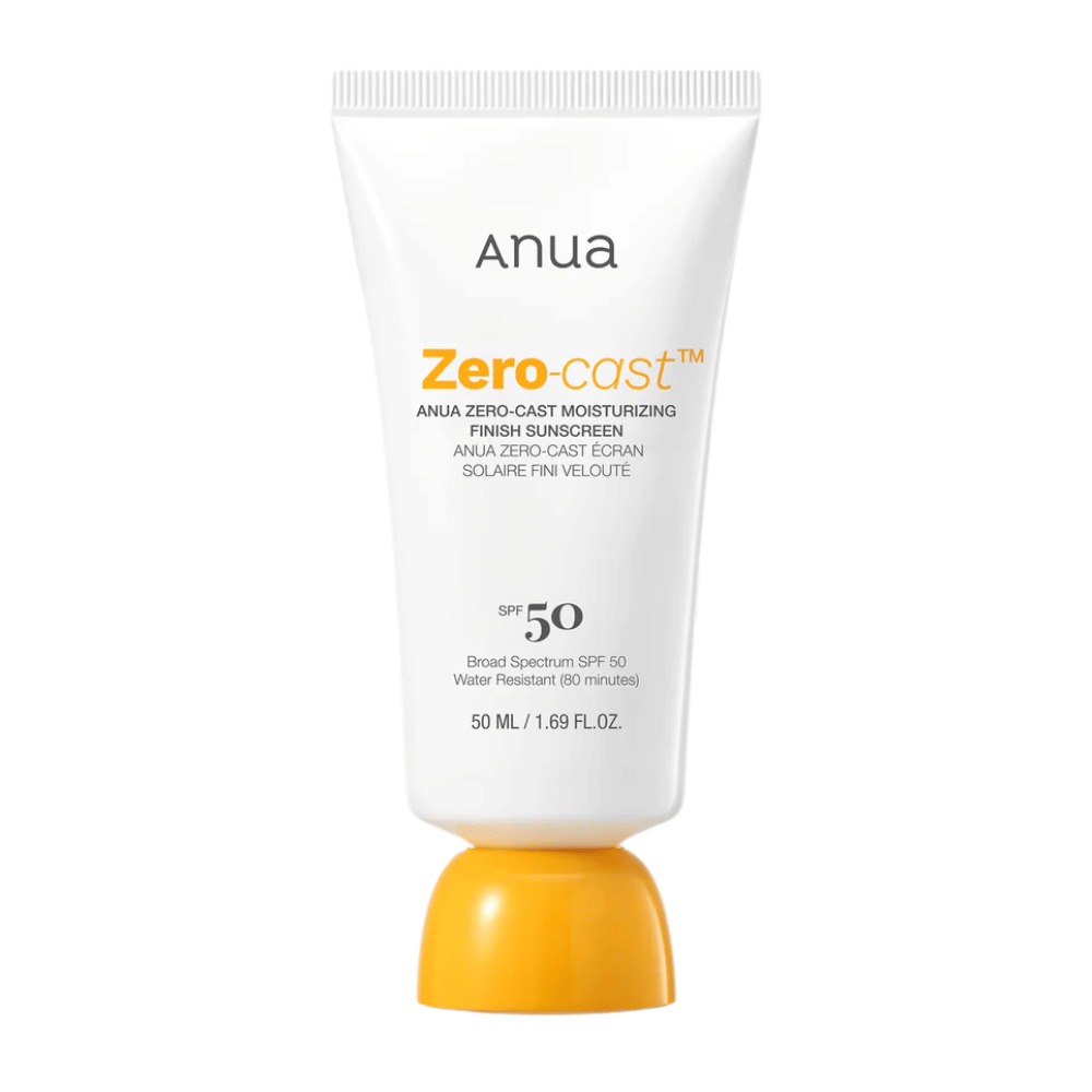 Slika izdelka ANUA Zero-Cast Moisturizing Finish Sunscreen SPF 50 v beli tubi z oranžnim pokrovčkom, 50 ml. Lahka sončna krema brez bele sledi, vodoodporna do 80 minut.