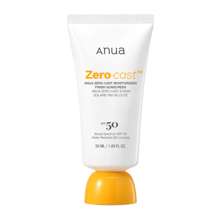Slika izdelka ANUA Zero-Cast Moisturizing Finish Sunscreen SPF 50 v beli tubi z oranžnim pokrovčkom, 50 ml. Lahka sončna krema brez bele sledi, vodoodporna do 80 minut.