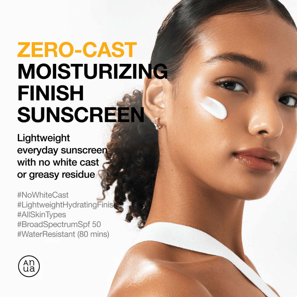 Ženska s sončno kremo na licu prikazuje ANUA Zero-Cast Moisturizing Finish Sunscreen - lahka, vlažilna sončna krema z SPF 50, ki ne pušča bele sledi.