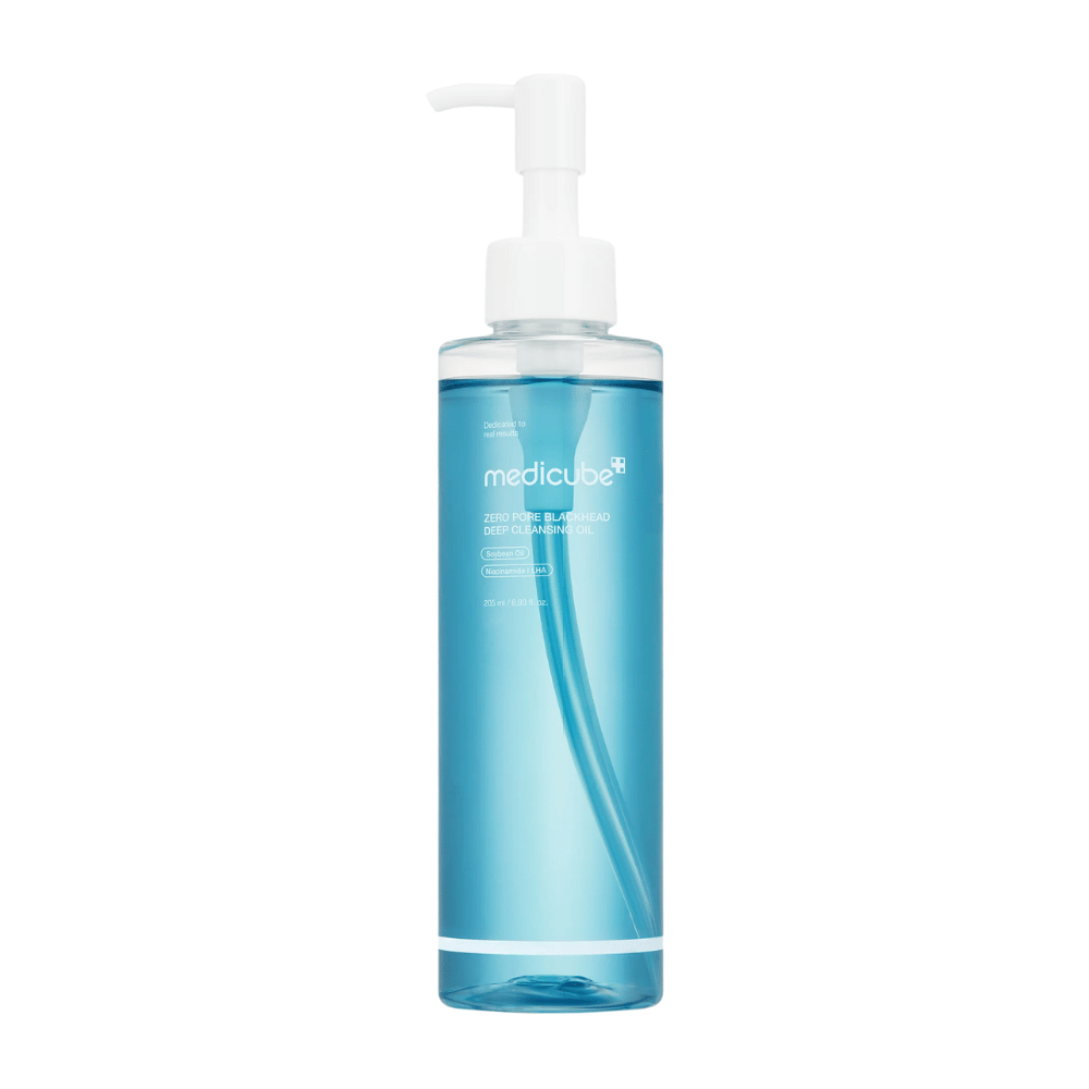 Steklenička Medicube Zero Pore Blackhead Deep Cleansing Oil v modri embalaži z belim dozirnikom, na beli podlagi.