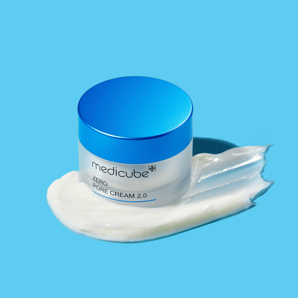 Medicube Zero Pore Cream 2.0 je lahka in vlažilna krema, ki pomaga zmanjšati vidnost por in uravnotežiti proizvodnjo sebuma. Kožo pušča mehko, matirano in svežo, ne da bi zamašila pore, zaradi česar je popolna za mastno in mešano kožo.