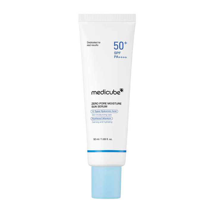 Medicube Zero Pore Moisture Sun Serum SPF50+ PA++++ 50 ml. Sončni serum z lahko teksturo, ki vlaži kožo, pomaga izboljšati videz por in ščiti pred žarki UVA in UVB.