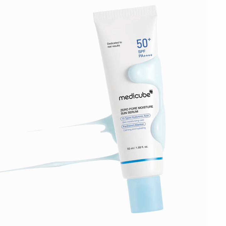 Medicube Zero Pore Moisture Sun Serum SPF50+ PA++++ v serumasti teksturi izdelka. Vlažilna zaščita pred soncem z 10 vrstami hialuronske kisline za vlaženje, udobje in vsakodnevno UV-zaščito.