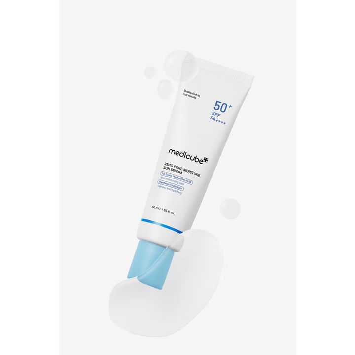 Medicube Zero Pore Moisture Sun Serum SPF50+ PA++++ z lahko serumsko teksturo. Slika poudarja vlažilno formulo, ki pomaga, da je koža mehka, pomirjena in zaščitena pred soncem.