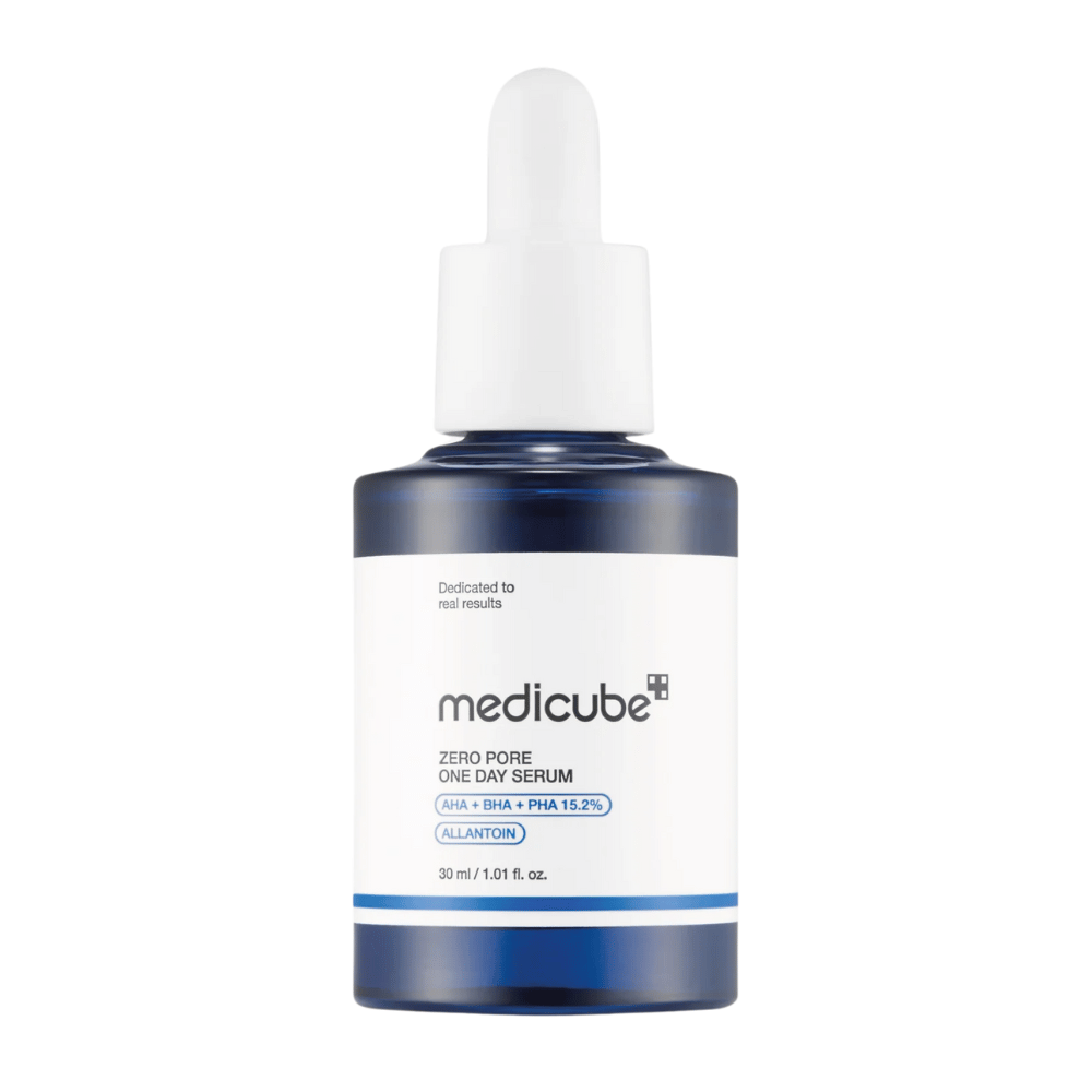 Steklenica Medicube Zero Pore One Day Serum z belo etiketo in modrimi detajli, eksfoliantni izdelek z AHA, BHA in PHA, na beli podlagi.