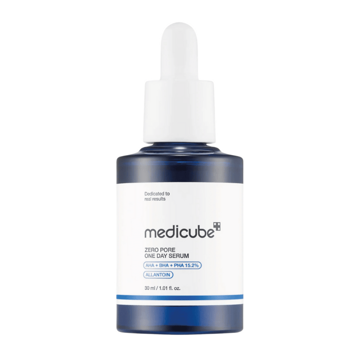 Steklenica Medicube Zero Pore One Day Serum z belo etiketo in modrimi detajli, eksfoliantni izdelek z AHA, BHA in PHA, na beli podlagi.