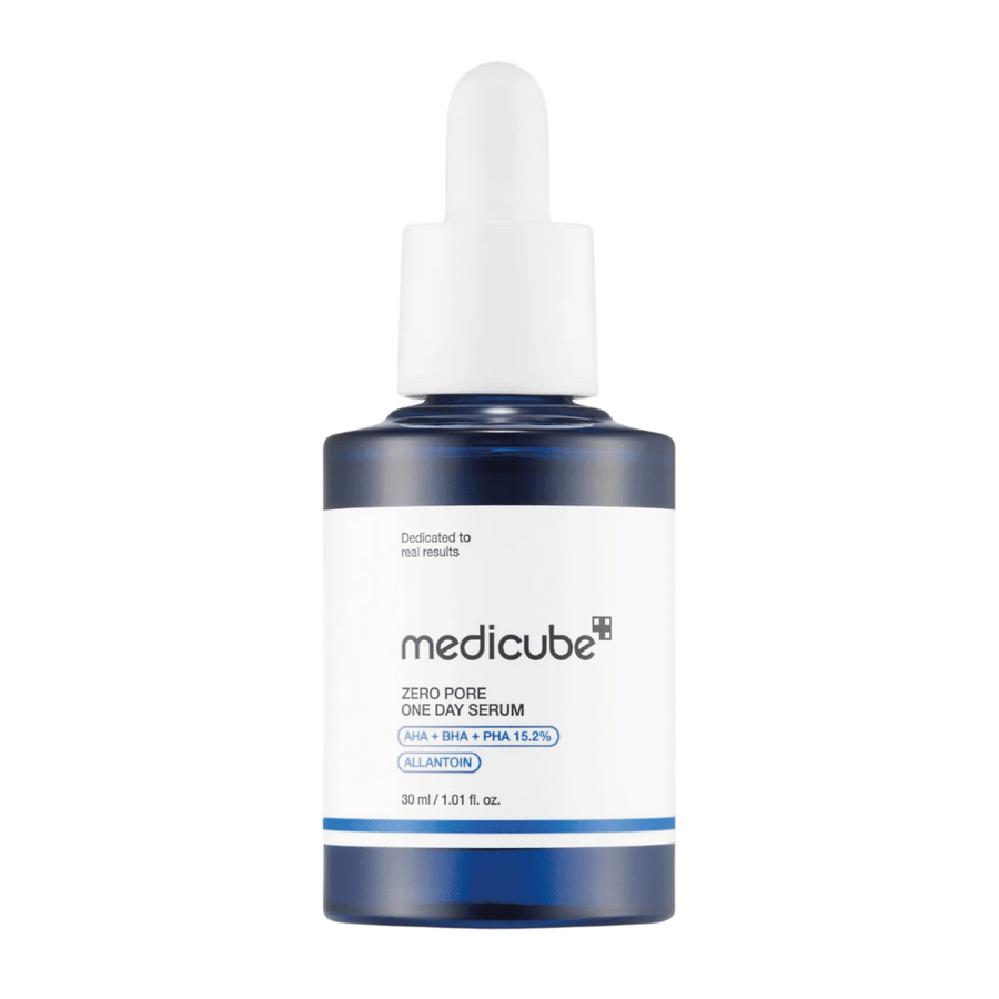 Steklenica Medicube Zero Pore One Day Serum z belo etiketo in modrimi detajli, eksfoliantni izdelek z AHA, BHA in PHA, na beli podlagi.