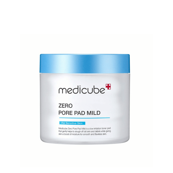 Medicube Zero Pore Pad Mild je nežen toner-pad za občutljivo kožo. Pomaga nežno odstraniti odmrle kožne celice in nečistoče, hkrati pa dodaja vlago za mehko in gladko kožo. Izdelek ima modro-belo embalažo, idealno za vsakodnevno uporabo.