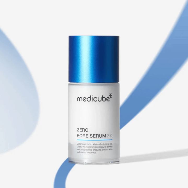 Medicube Zero Pore Serum 2.0 v elegantni embalaži z modrim pokrovčkom, učinkovit obrazni serum za gladko kožo in zmanjšanje velikosti por.