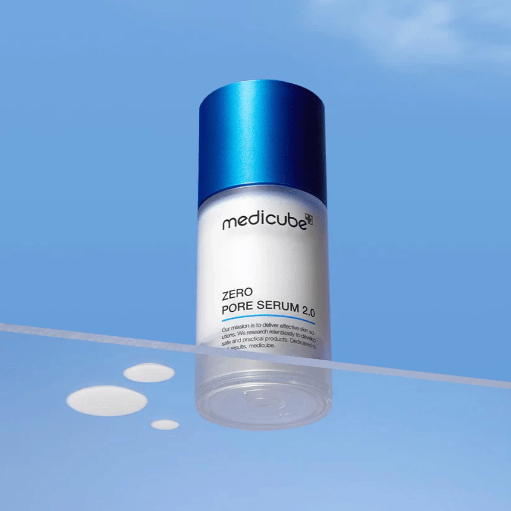 Slika izdelka Medicube Zero Pore Serum 2.0 na modri podlagi, serum za zmanjšanje por, razvit za uravnoteženje kože in izboljšanje strukture kože.