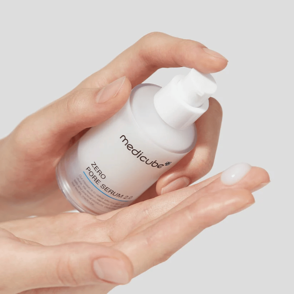 Medicube Zero Pore Serum 2.0 v steklenički s črpalko, ki se dozira v roko, lahek serum, ki se hitro vpije in pomaga zmanjšati vidne pore.
