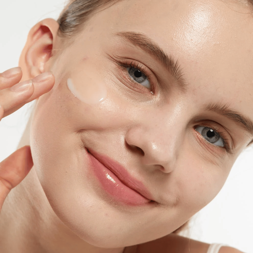 Model, ki nanaša Medicube Zero Pore Serum 2.0 na lice, poročiščevalni serum, ki zagotavlja enakomernejšo teksturo kože, vlaženje in naravni sijaj.