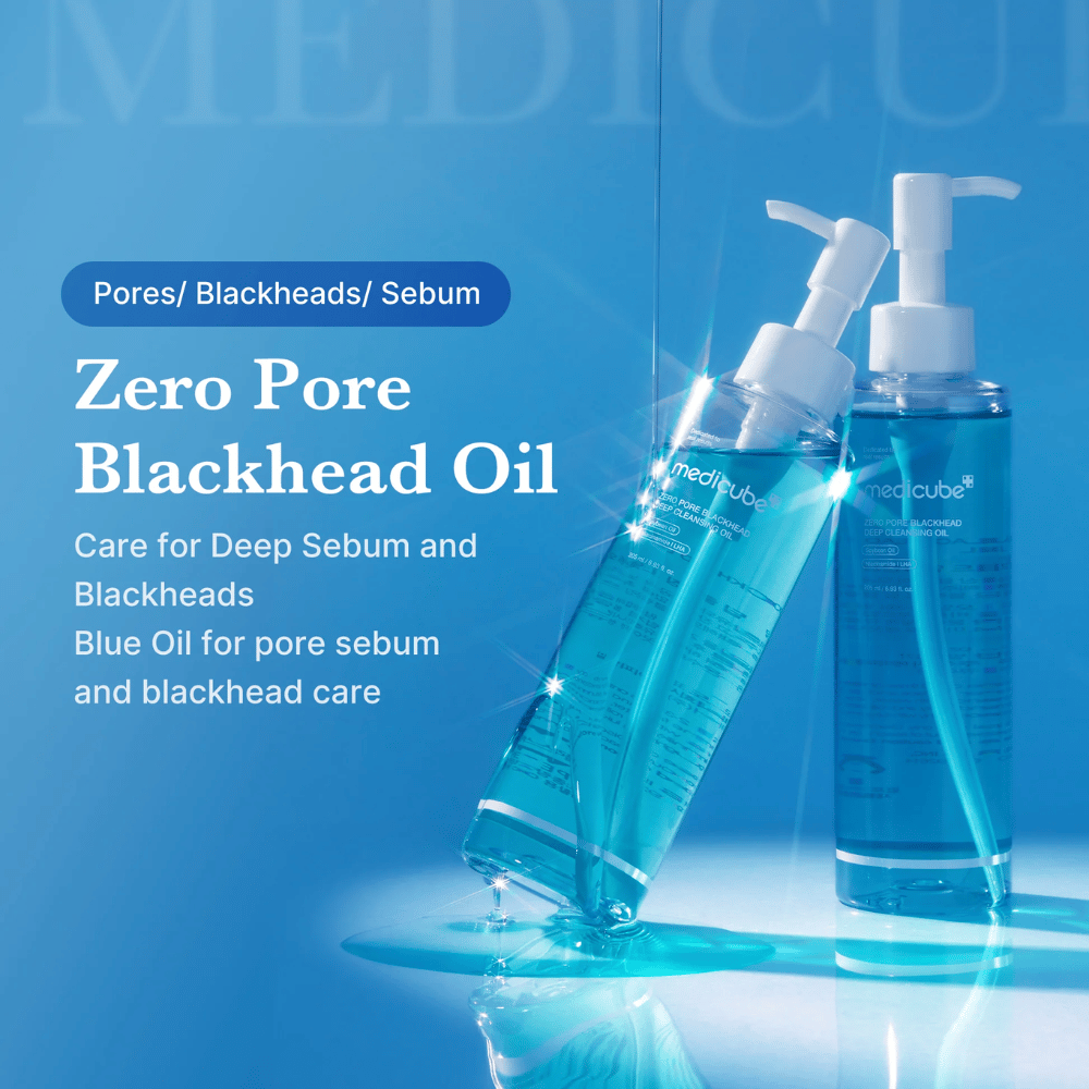 Dve steklenički Medicube Zero Pore Blackhead Deep Cleansing Oil na modri podlagi z besedilom, ki poudarja njen učinek proti poram, sebumu in ogrcem.