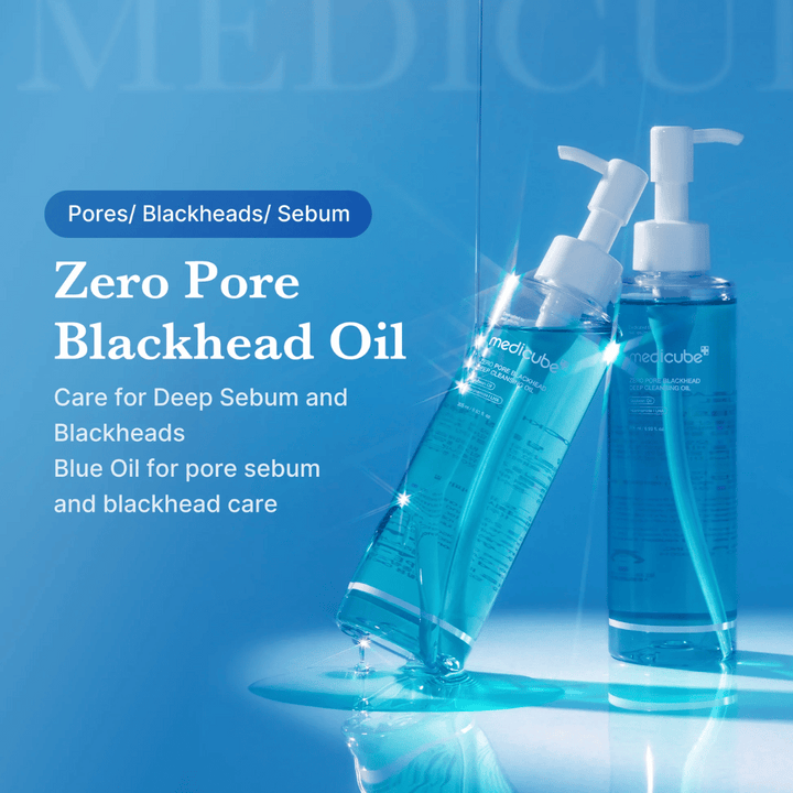 Dve steklenički Medicube Zero Pore Blackhead Deep Cleansing Oil na modri podlagi z besedilom, ki poudarja njen učinek proti poram, sebumu in ogrcem.