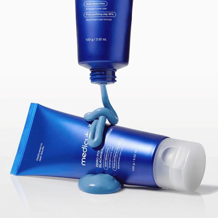 Dve tubi z blatom masko, modra tekstura izdelka zunaj embalaže.