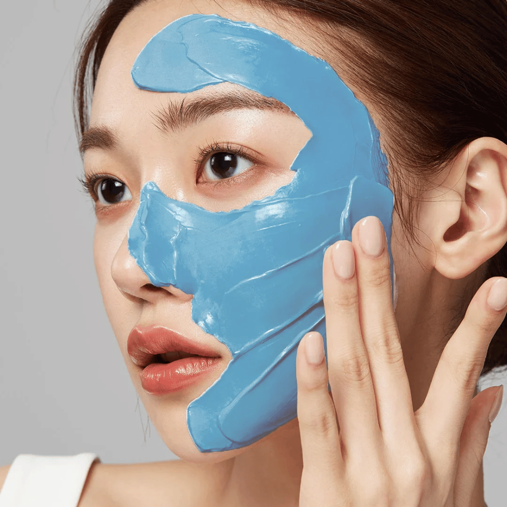 Model z modro obrazno masko od Medicube, pokriva T-cono za nego por.