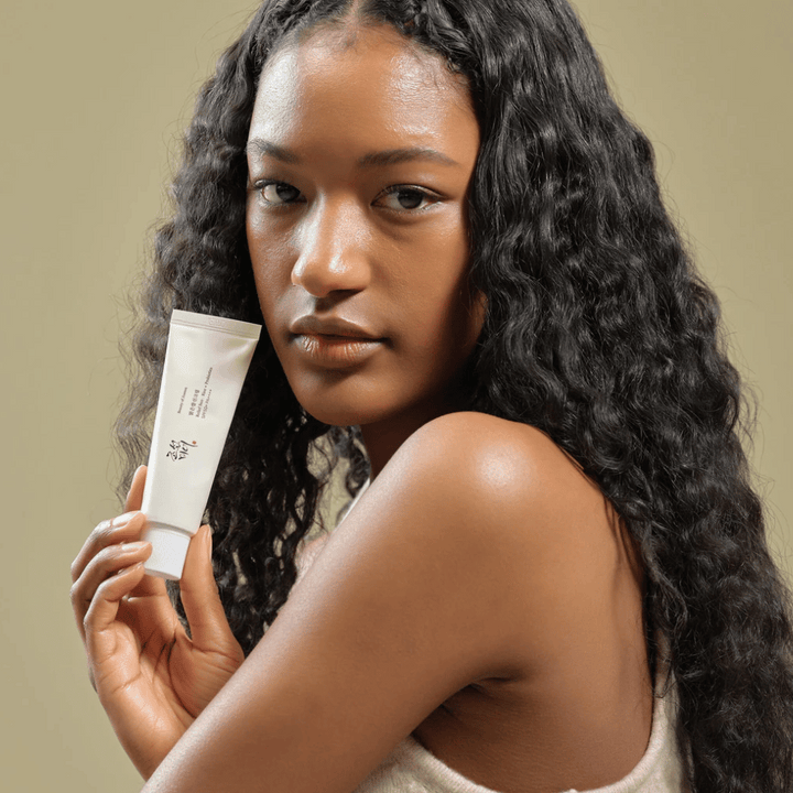 Beauty of Joseon Relief Sun SPF50+ PA++++ 50ml – korejska sončna krema z izvlečkom riža in probiotiki, prikazana v uporabi za naravno nego kože.