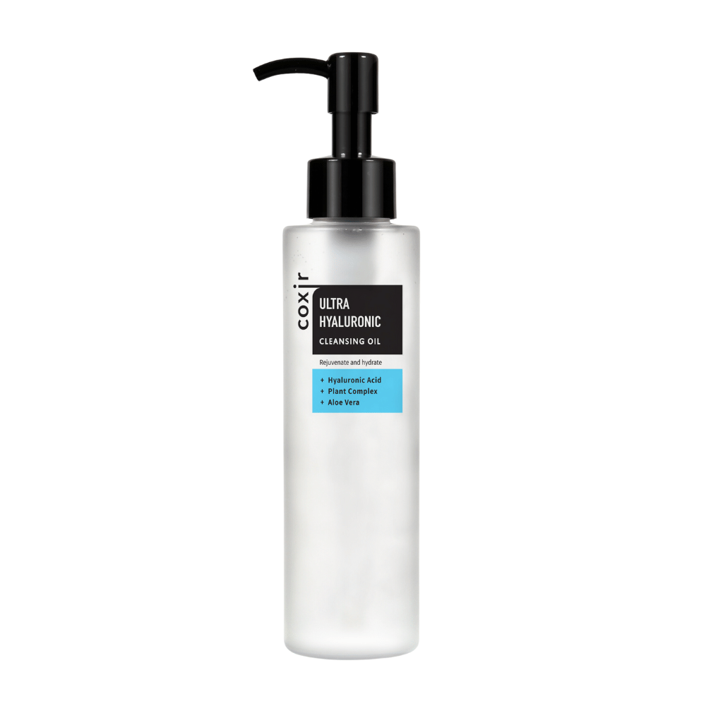 Bela steklenička s pumpico z napisom "coxir ULTRA HYALURONIC CLEANSING OIL", ki vsebuje hialuronsko kislino, rastlinski kompleks in aloe vero za vlaženje in čiščenje.