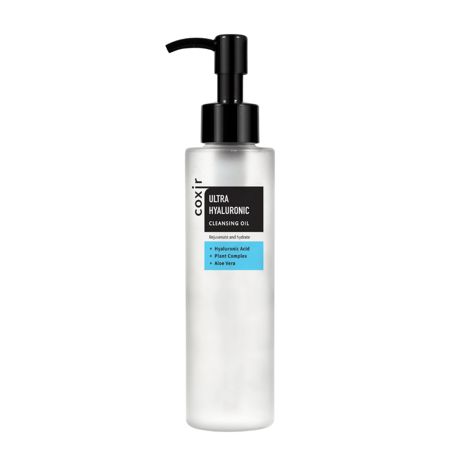 Bela steklenička s pumpico z napisom "coxir ULTRA HYALURONIC CLEANSING OIL", ki vsebuje hialuronsko kislino, rastlinski kompleks in aloe vero za vlaženje in čiščenje.