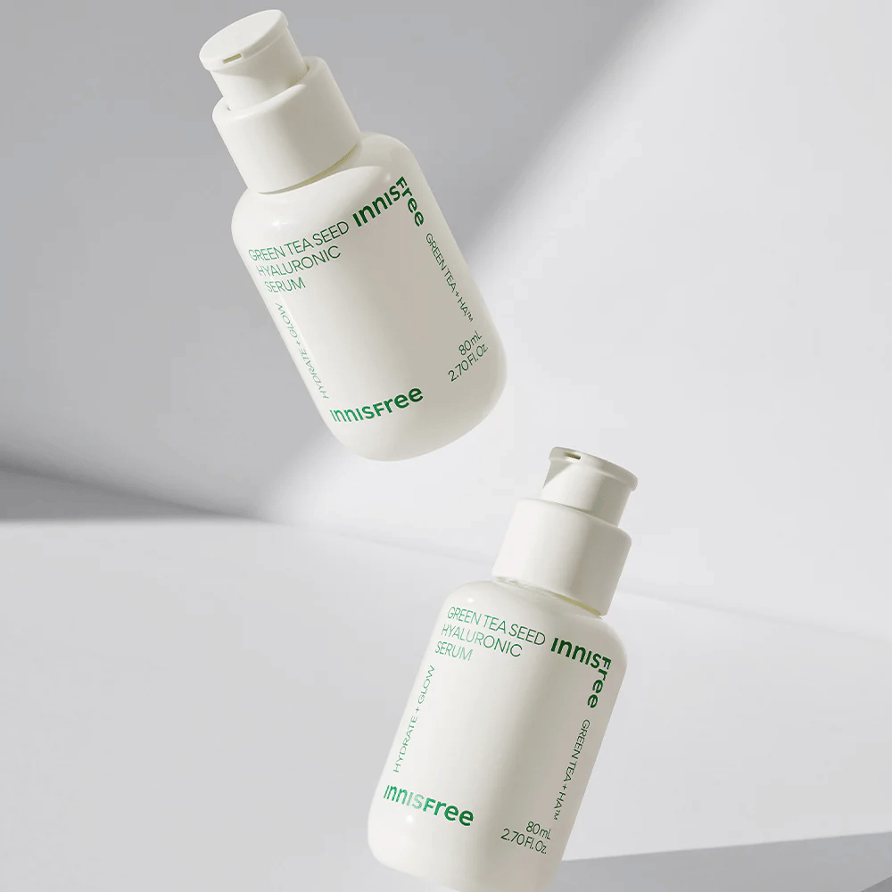 Innisfree Green Tea Seed Hyaluronic Serum 80ml steklenica na beli površini.