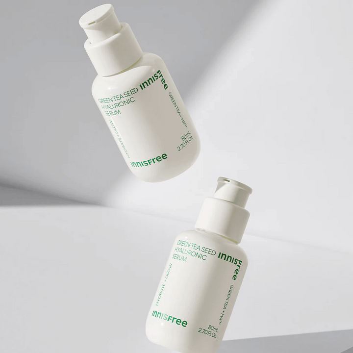 Innisfree Green Tea Seed Hyaluronic Serum 80ml steklenica na beli površini.