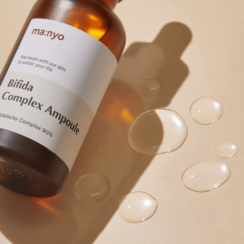 Steklenica ma:nyo Bifida Complex Ampoule 50ml na bež površini.