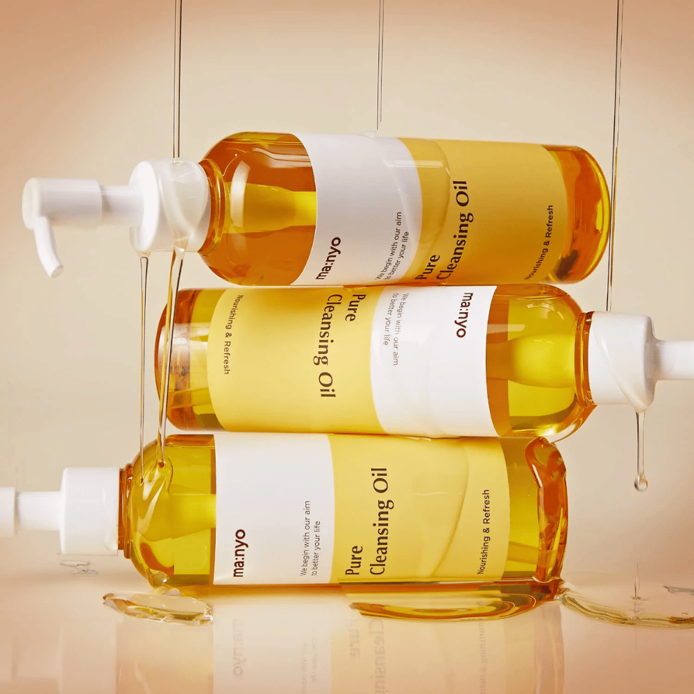 Tri steklenice ma:nyo Pure Cleansing Oil 200ml zložene za nego kože in odstranjevanje ličil.