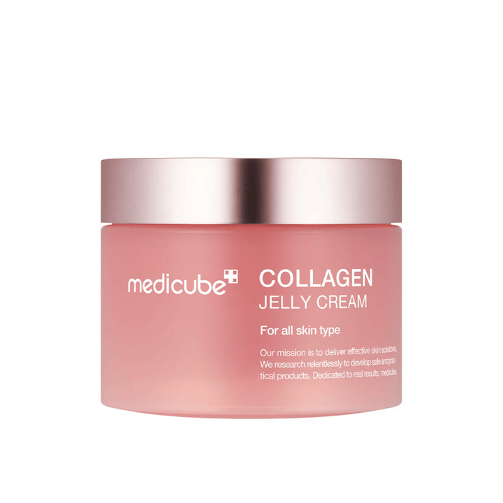 Medicube Collagen Jelly Cream v roza lončku s srebrnim pokrovom. Izdelek je zasnovan za vse tipe kože in obljublja učinkovito nego kože s poudarkom na kolagenu za izboljšanje elastičnosti in vlaženja kože.
