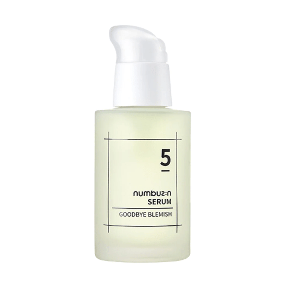 Ena steklenica No.5 Goodbye Blemish Serum 50ml iz numbuzin na beli podlagi.