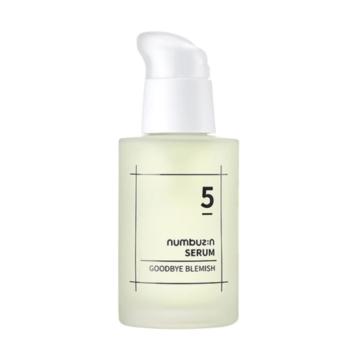 Ena steklenica No.5 Goodbye Blemish Serum 50ml iz numbuzin na beli podlagi.