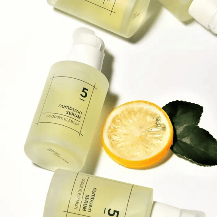 Pet steklenic numbuzin No.5 Goodbye Blemish Serum 50ml z limonami in listi, ki so namenjeni madežem in aknam.