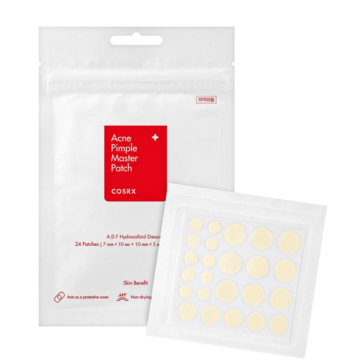 Bel paket z belo nalepko na njem, s COSRX Acne Pimple Master Patch (1 paket x 24 obližev) za zdravljenje aken in mozoljev s hidrocoloido tehnologijo.