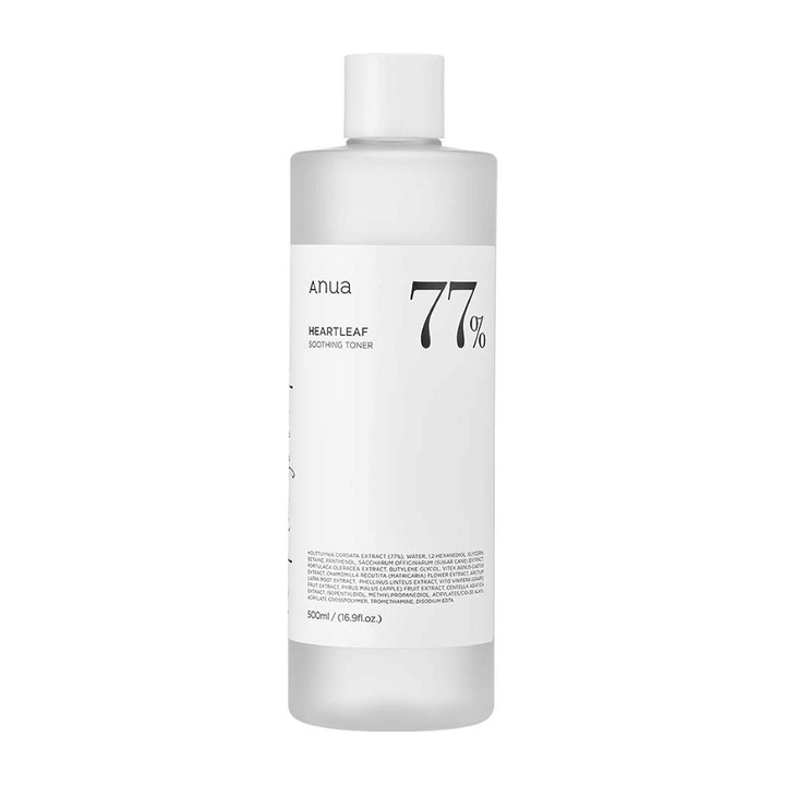 Steklenička Anua Heartleaf 77% Soothing Toner za občutljivo kožo na beli podlagi.