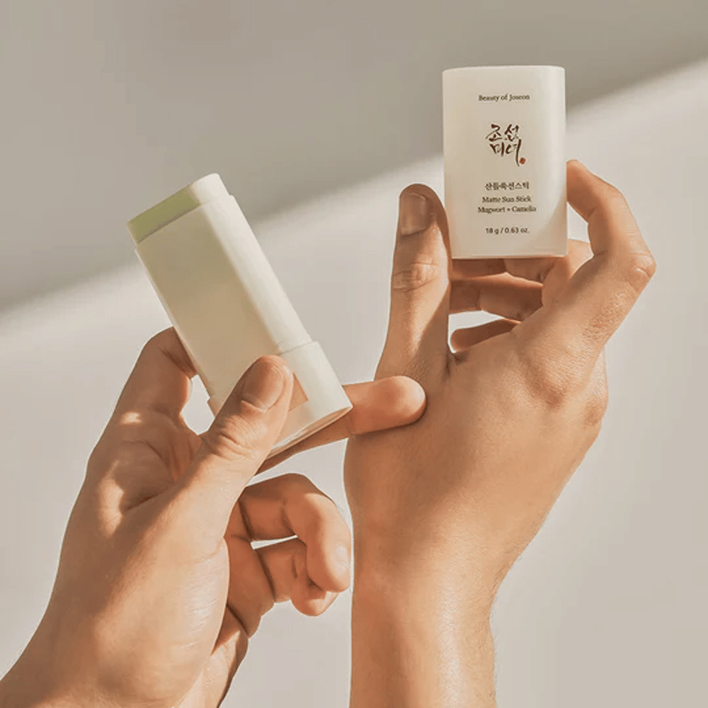 Dve roki, ki držita palico Beauty of Joseon's Matte Sun Stick 18g SPF50 PA++++.