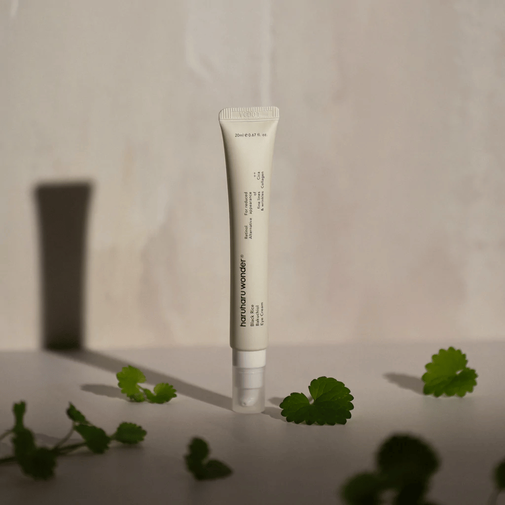 Ena tuba Haruharu Wonder Black Rice Bakuchiol Eye Cream 20ml obdana z zelenimi listi, osredotočena na vidnost gub in drobnih linij.