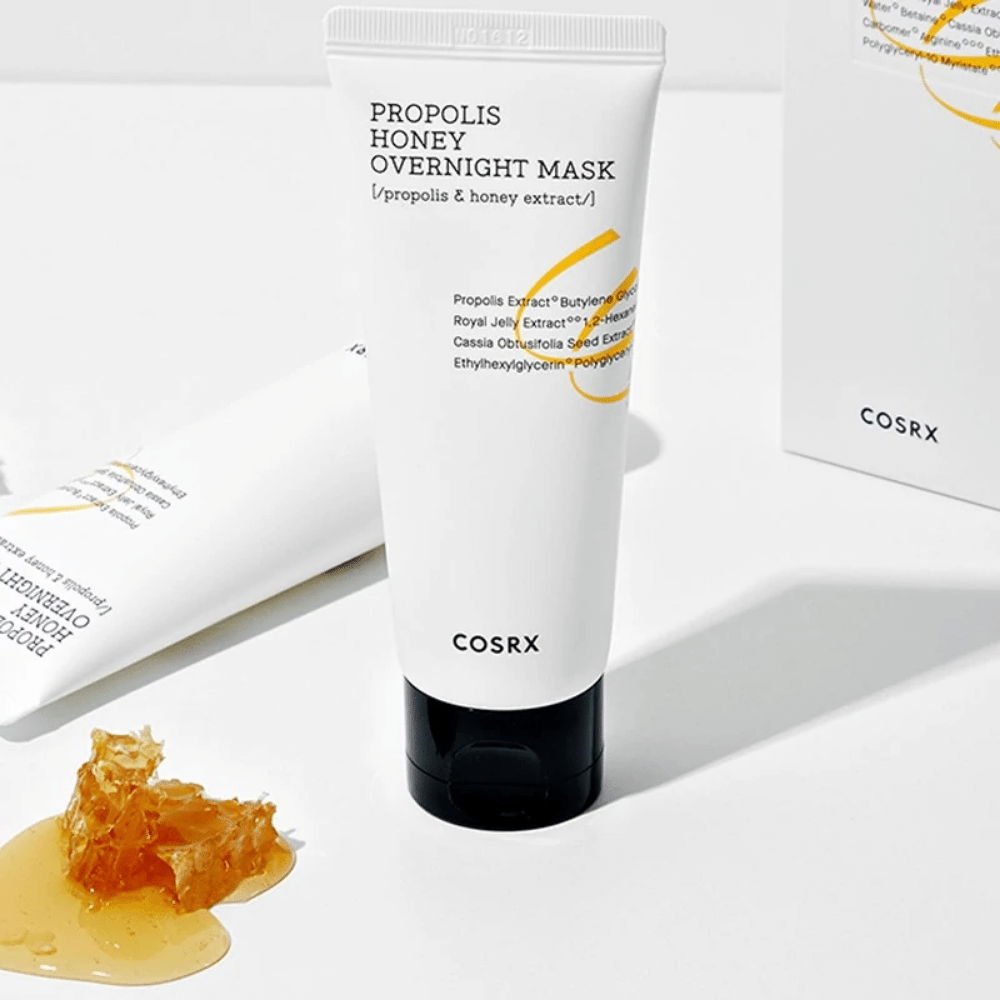 Škatla Full Fit Propolis Honey Overnight Mask 60ml iz COSRX z medeno steklenico zraven, s propolisovim ekstraktom.