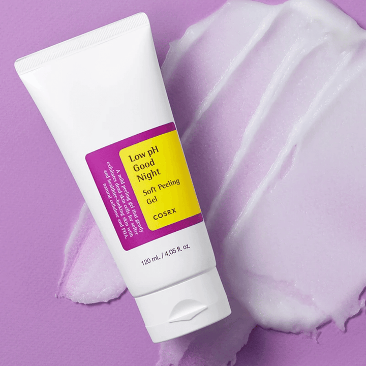 COSRX Low pH Good Night Soft Peeling Gel 120ml tuba na vijoličnem ozadju.