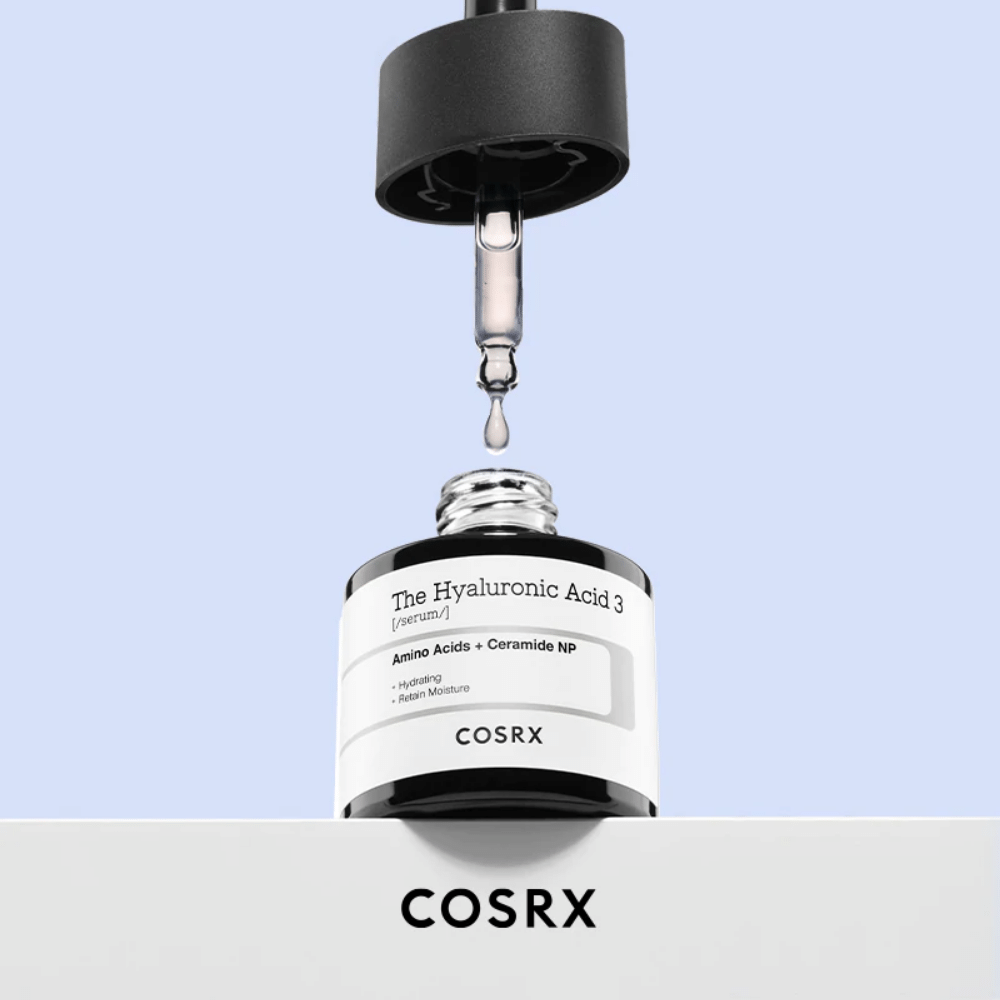 Serum z nameščenim kapalnikom, ki vsebuje COSRX: The Hyaluronic Acid 3 Serum 20ml za podporo kožni vlažilni pregradi.