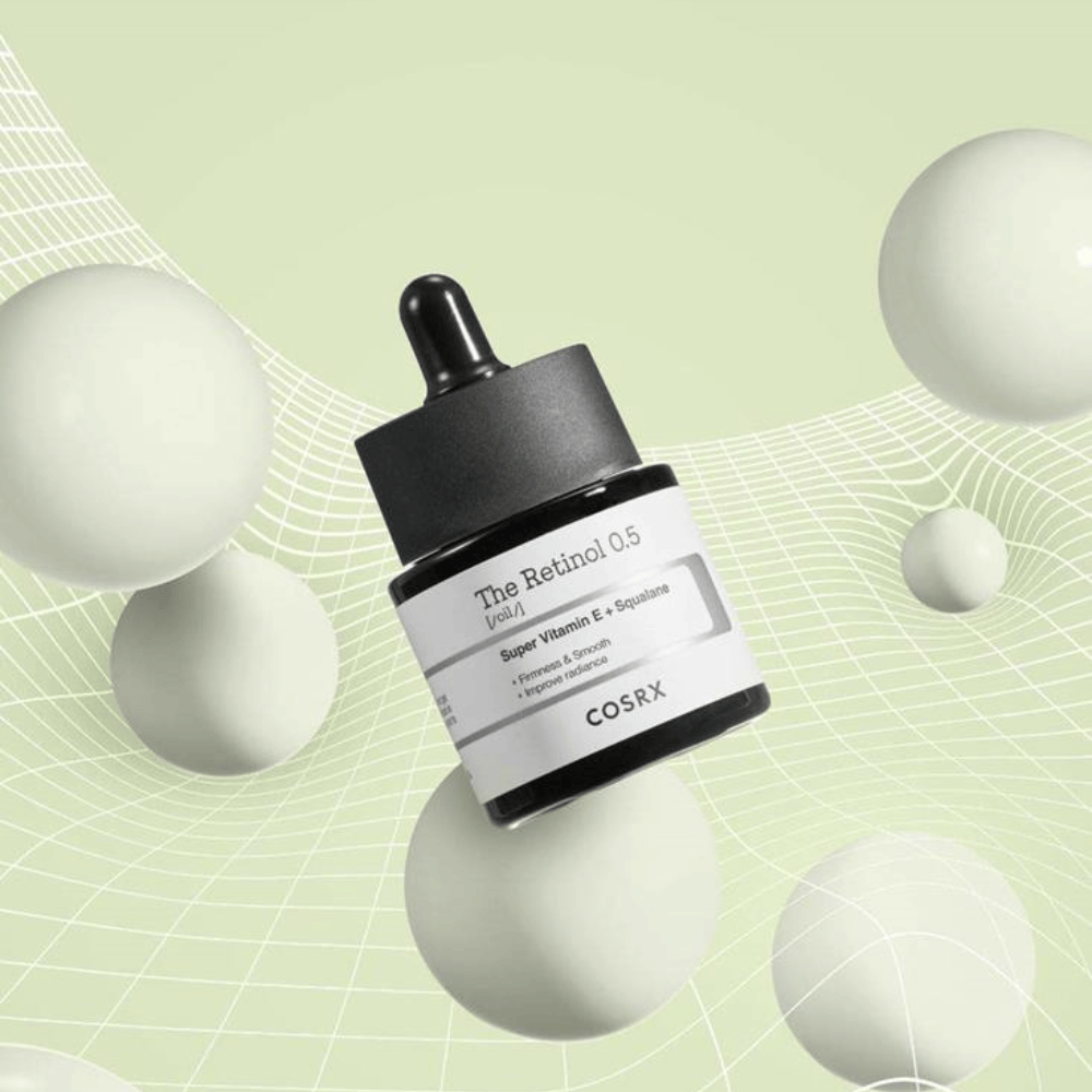 Steklenica COSRX Retinol 0.5 Oil 20ml, ki spodbuja anti-aging koristi na beli podlagi.