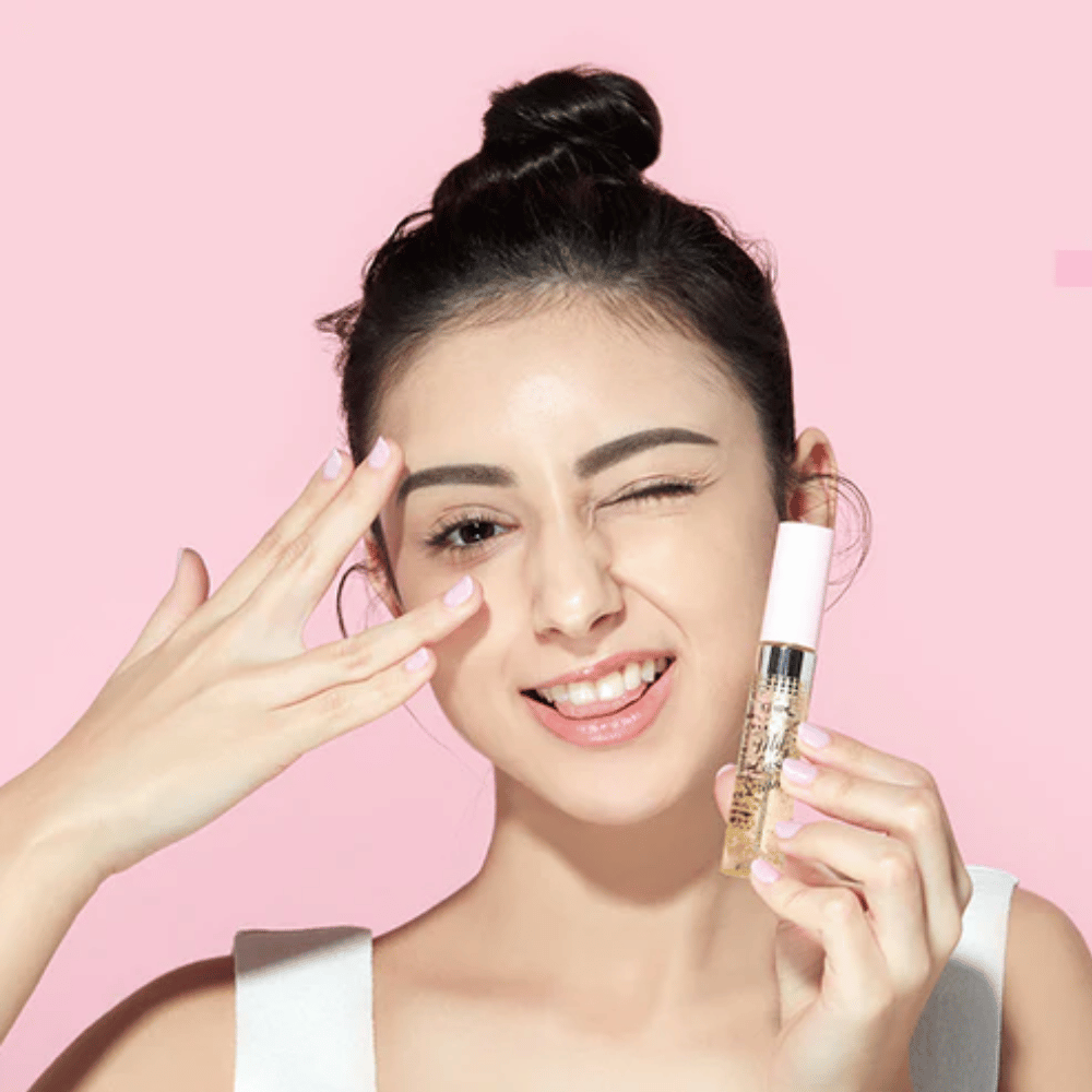 Ženska drži steklenico ETUDE My Lash Serum 9g pred obrazom za krepitev trepalnic.