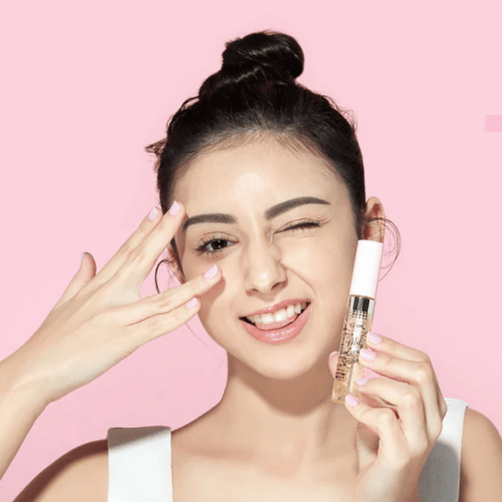 Ženska drži steklenico ETUDE My Lash Serum 9g pred obrazom za krepitev trepalnic.