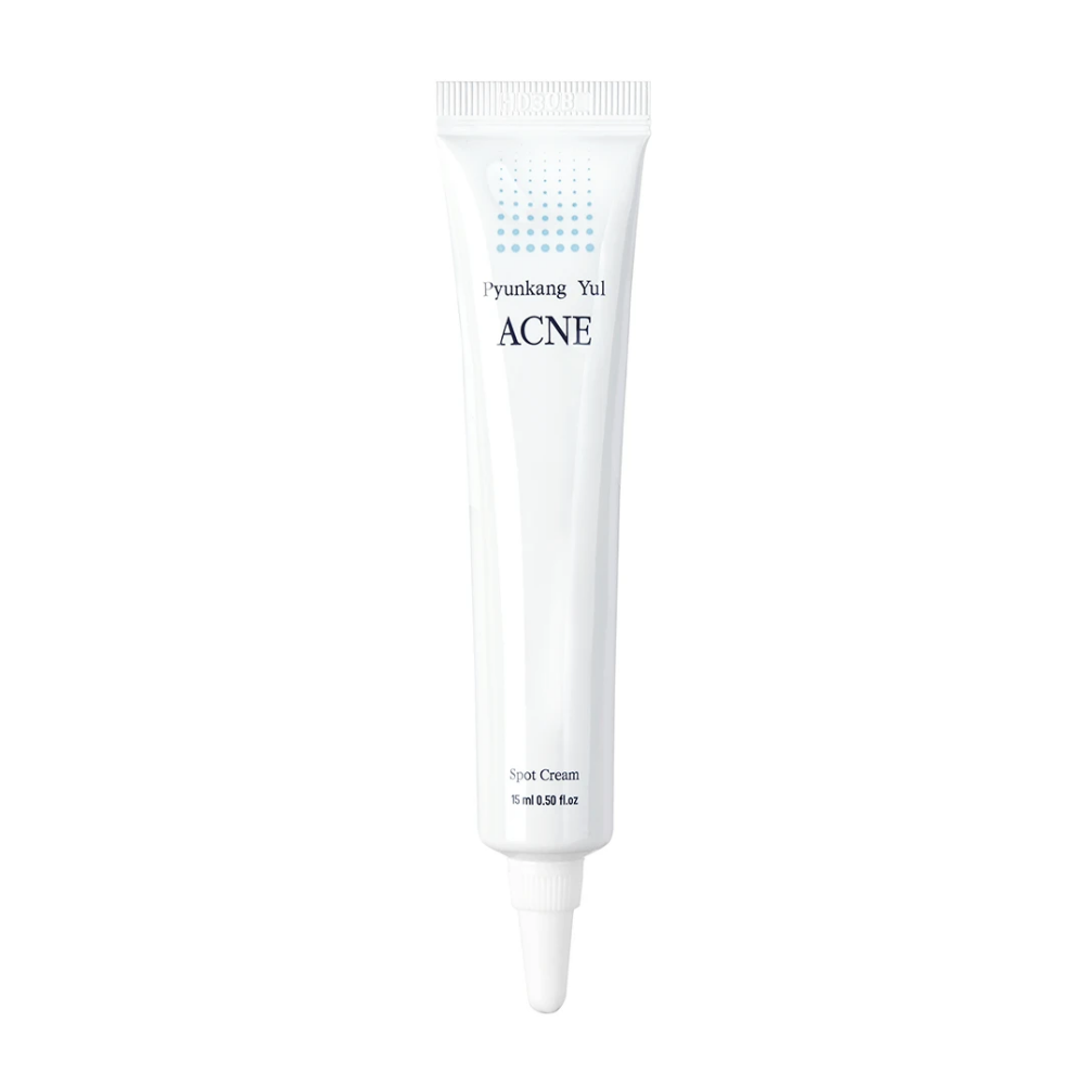 Ena tuba Pyunkang Yul Acne Spot Cream 15ml na beli podlagi, ki vsebuje kremo za akne in bakrove peptide za zmanjšanje vnetja.
